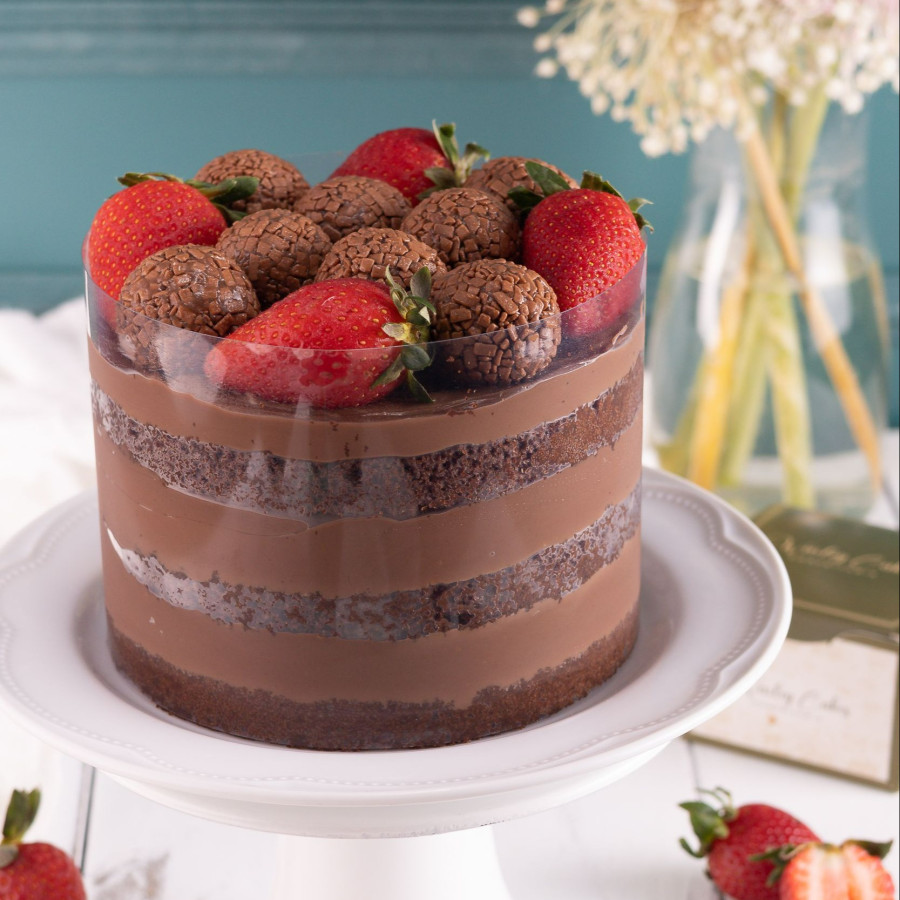 Bolo naked brigadeiro com morango 13cm