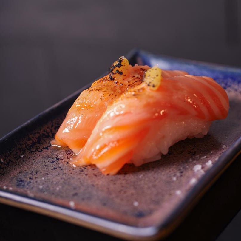  Nigiri salmão brulee e gengibre