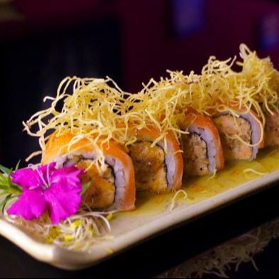 Uramaki Super Salmão Com Tarê Cítrico e Crispy de Batata Doce