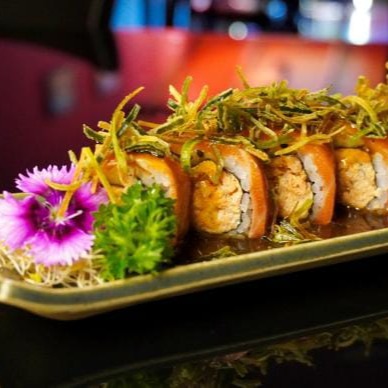 Uramaki Super Salmão Com Molho de Ostra e Crispy de Alho Poró