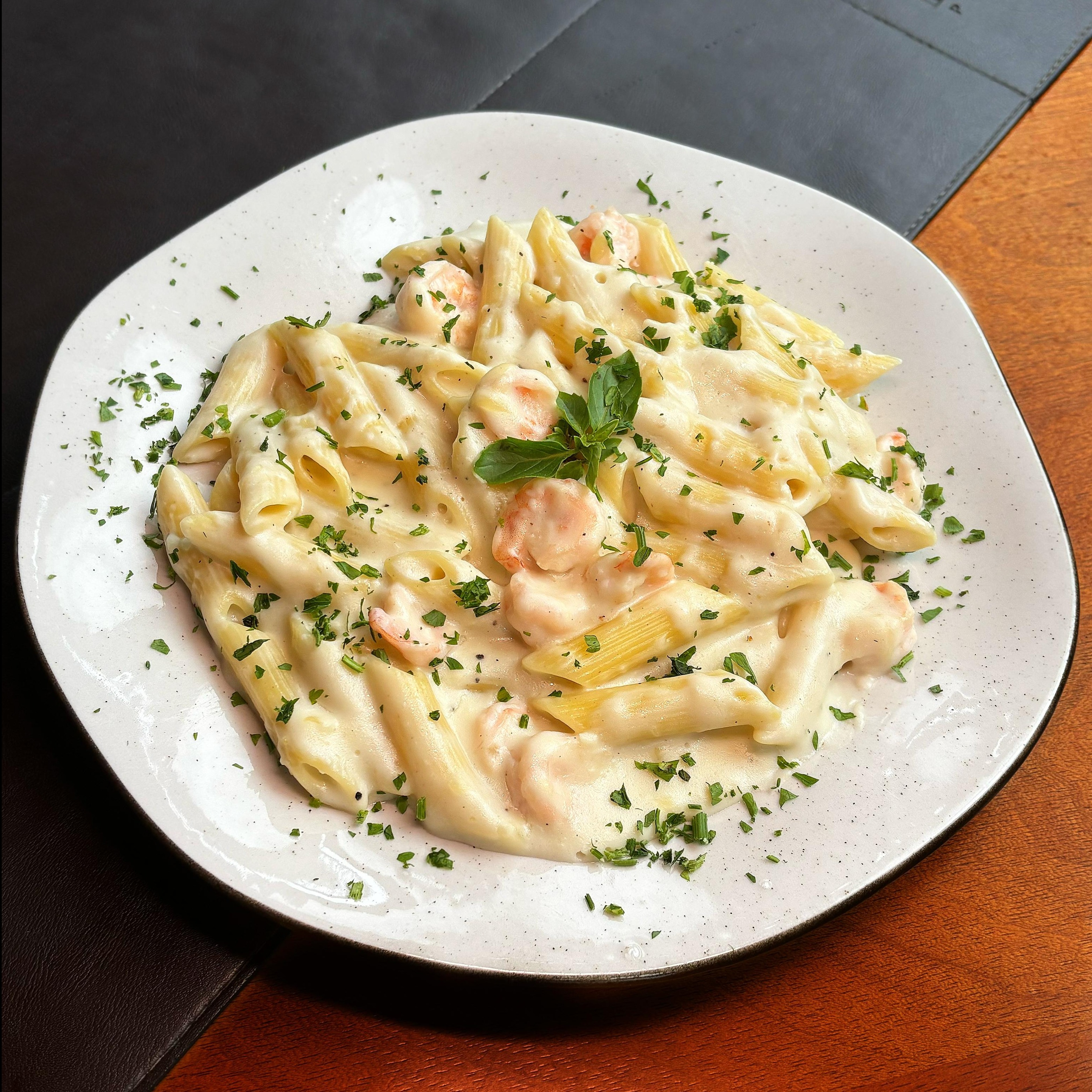 Penne ao Molho Branco com Camarão