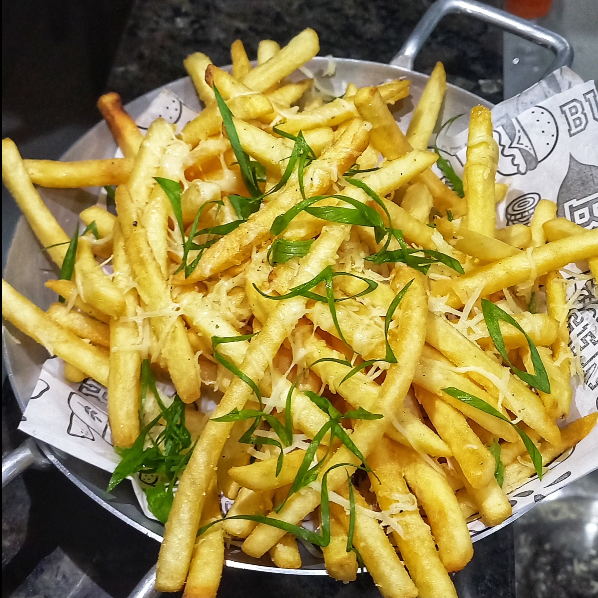 Batata frita com queijo provolone