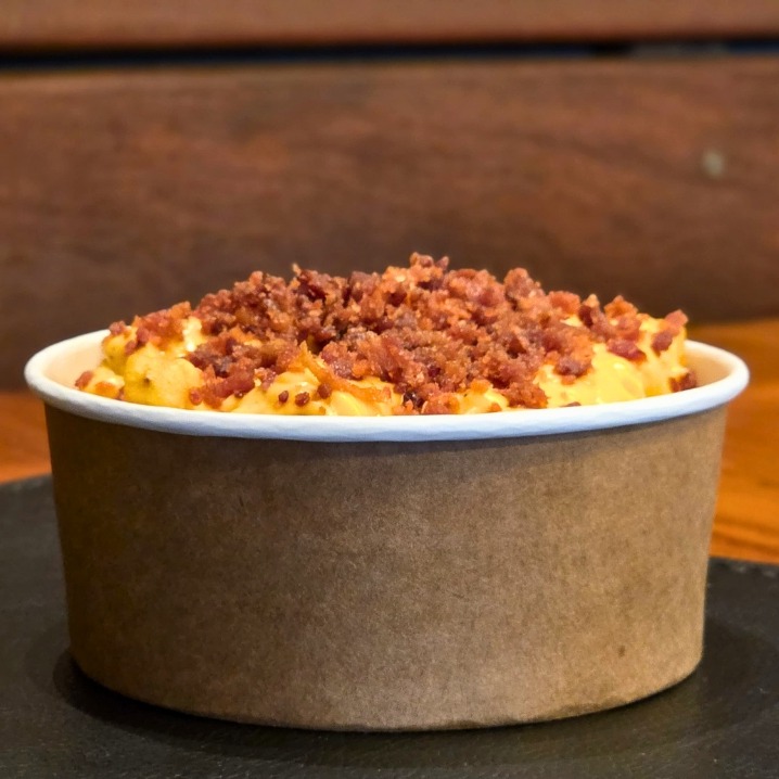 Batata Individual com Molho Cheddar e Farofa de Bacon 