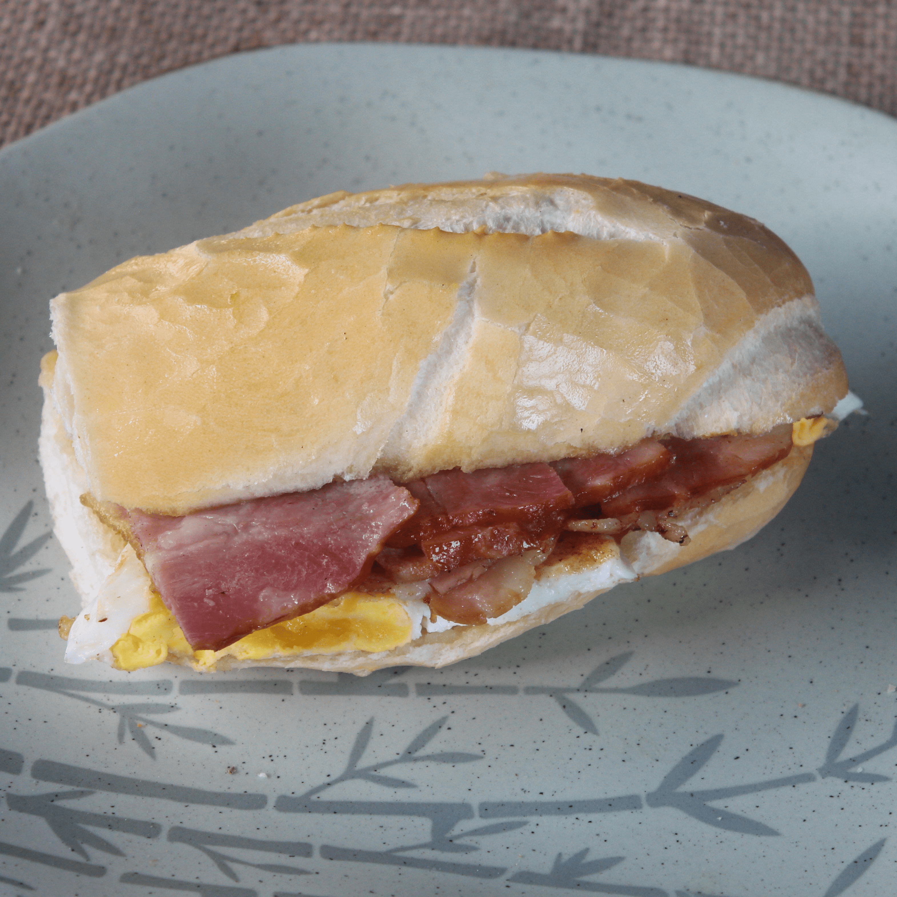 pão com ovo e bacon