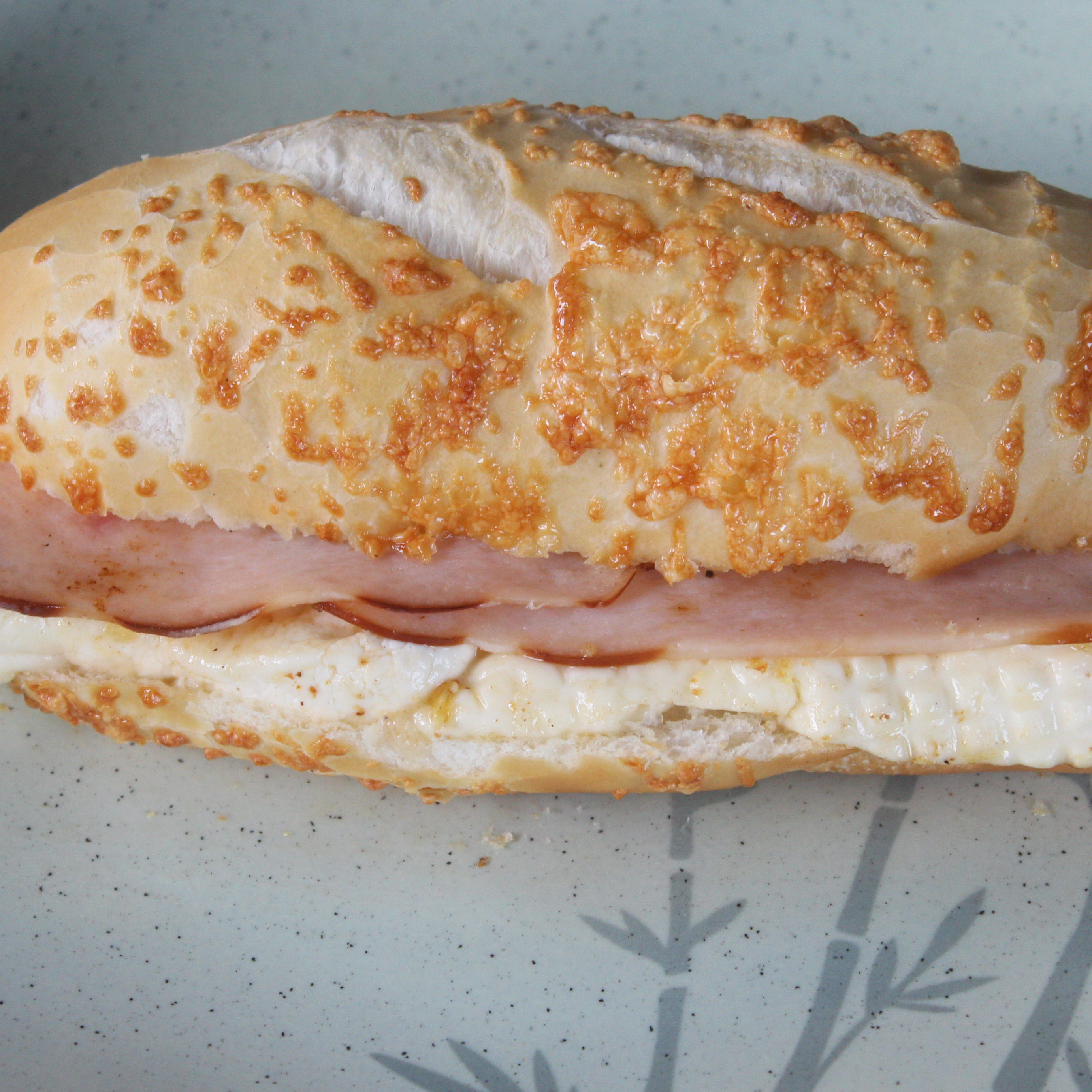 pão com queijo minas e peito de peru