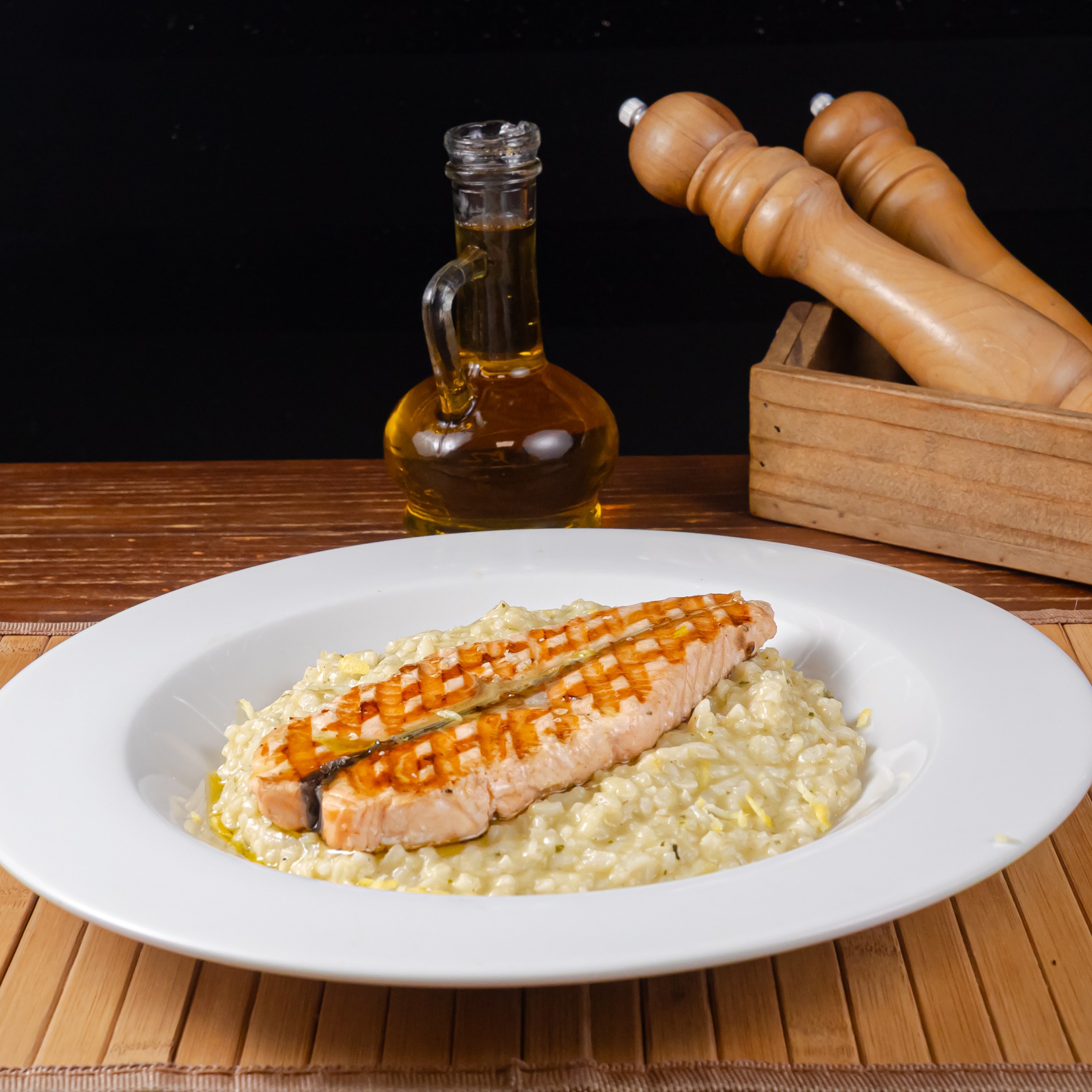 Salmão Grelhado Com Risoto Siciliano