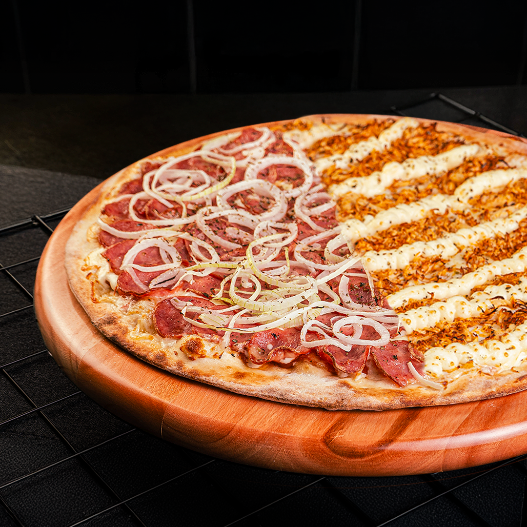 Pizza 35cm 1/2 Calabresa Acebolada - 1/2 Frango c/ Catupiry 