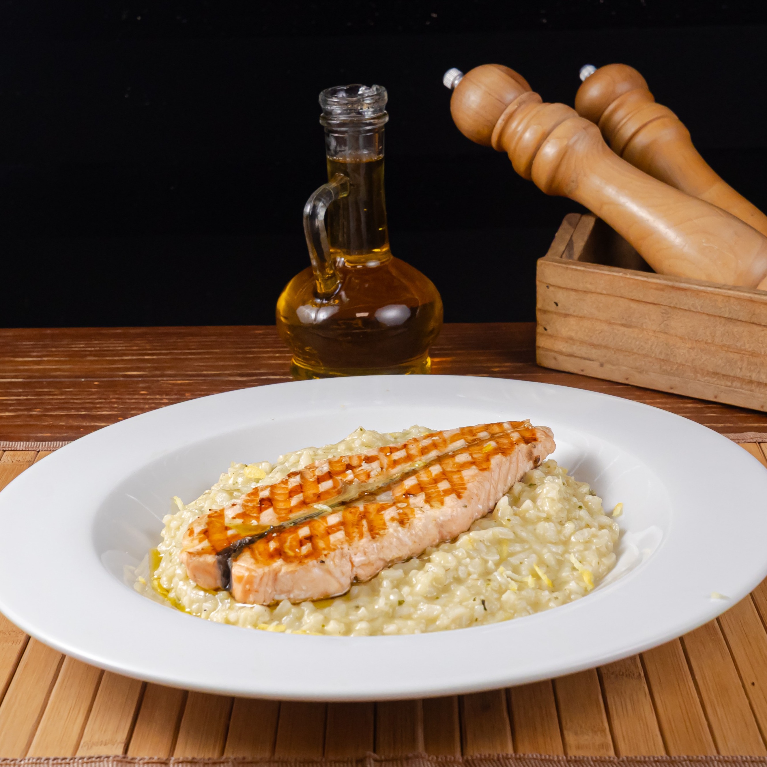 Salmão Grelhado Com Risoto Siciliano