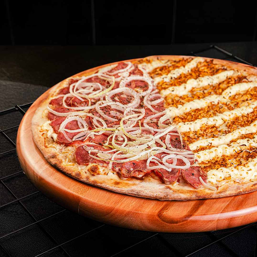 Pizza 35cm 1/2 Calabresa Acebolada - 1/2 Frango c/ Catupiry 