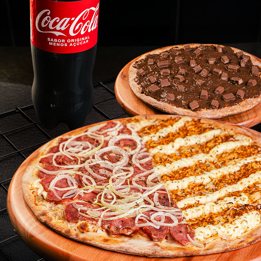 Pizza 35cm 1/2 Calabresa Acebolada e  1/2 Frango c/ Catupiry + Pizza 25cm Chocolate c/ Morango + Coca Cola 1,5lt