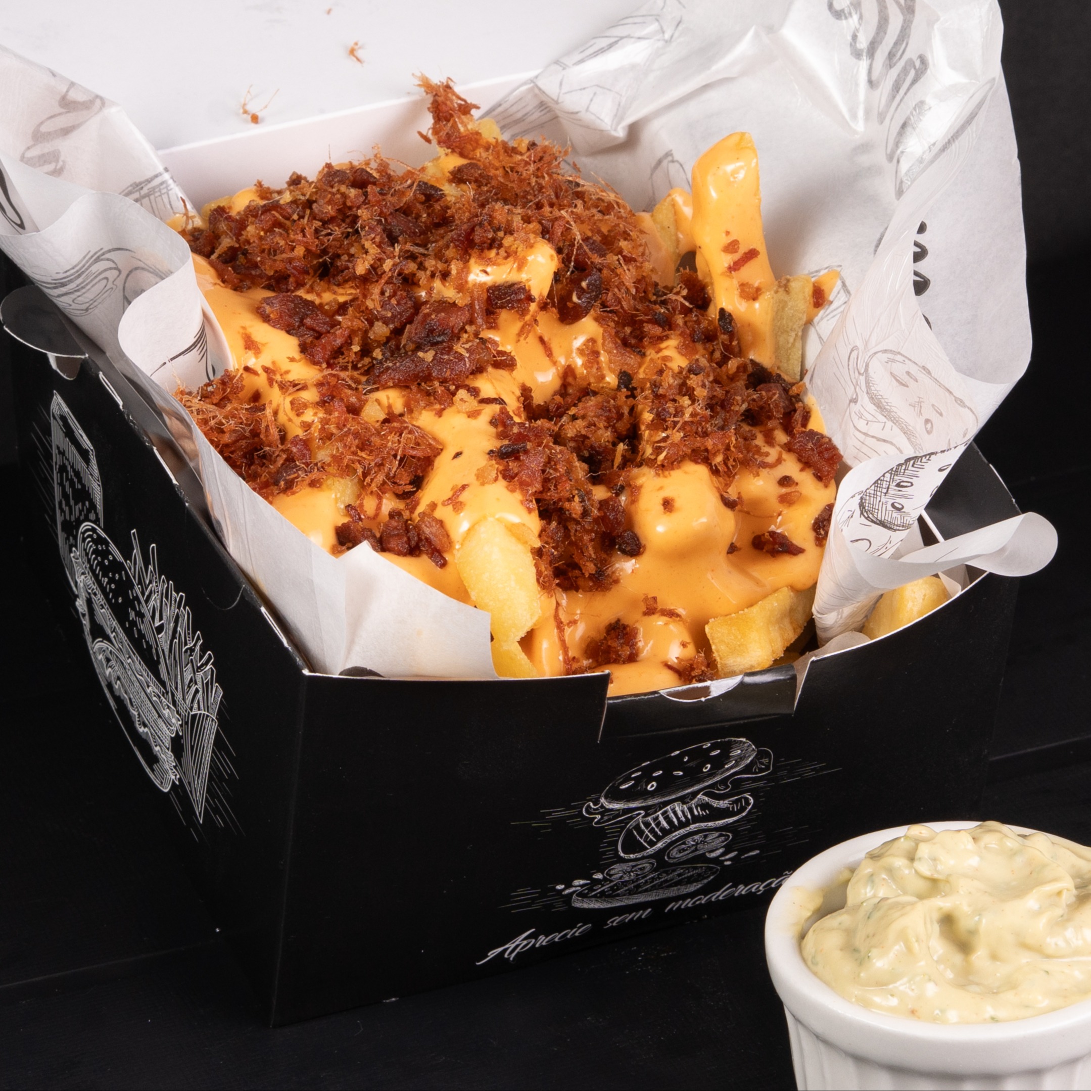 Batata Frita com Creme de Queijo e Bacon + Maionese Verde da Casa