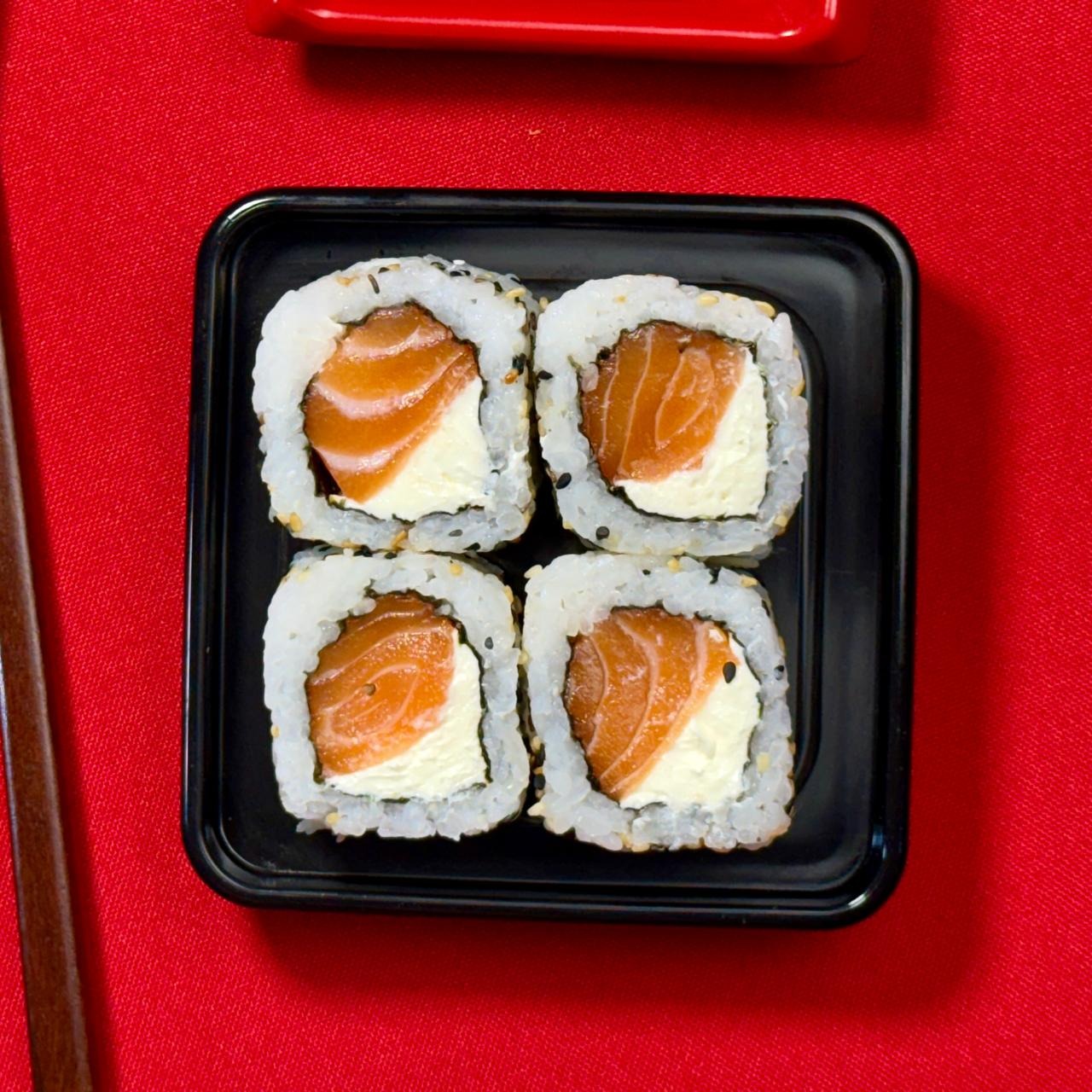 Meio Uramaki Salmão com Cream Cheese (4 peças)