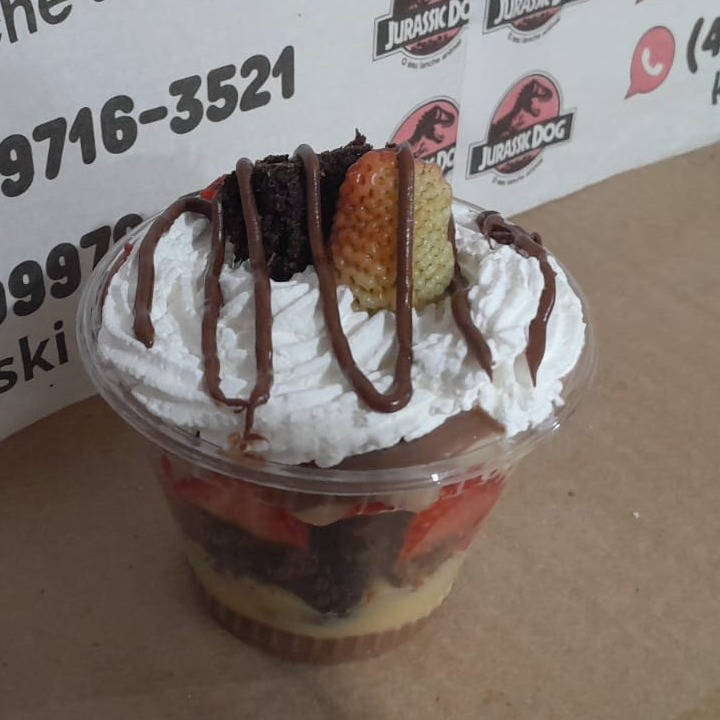 Copo da Felicidade Browni e  morango