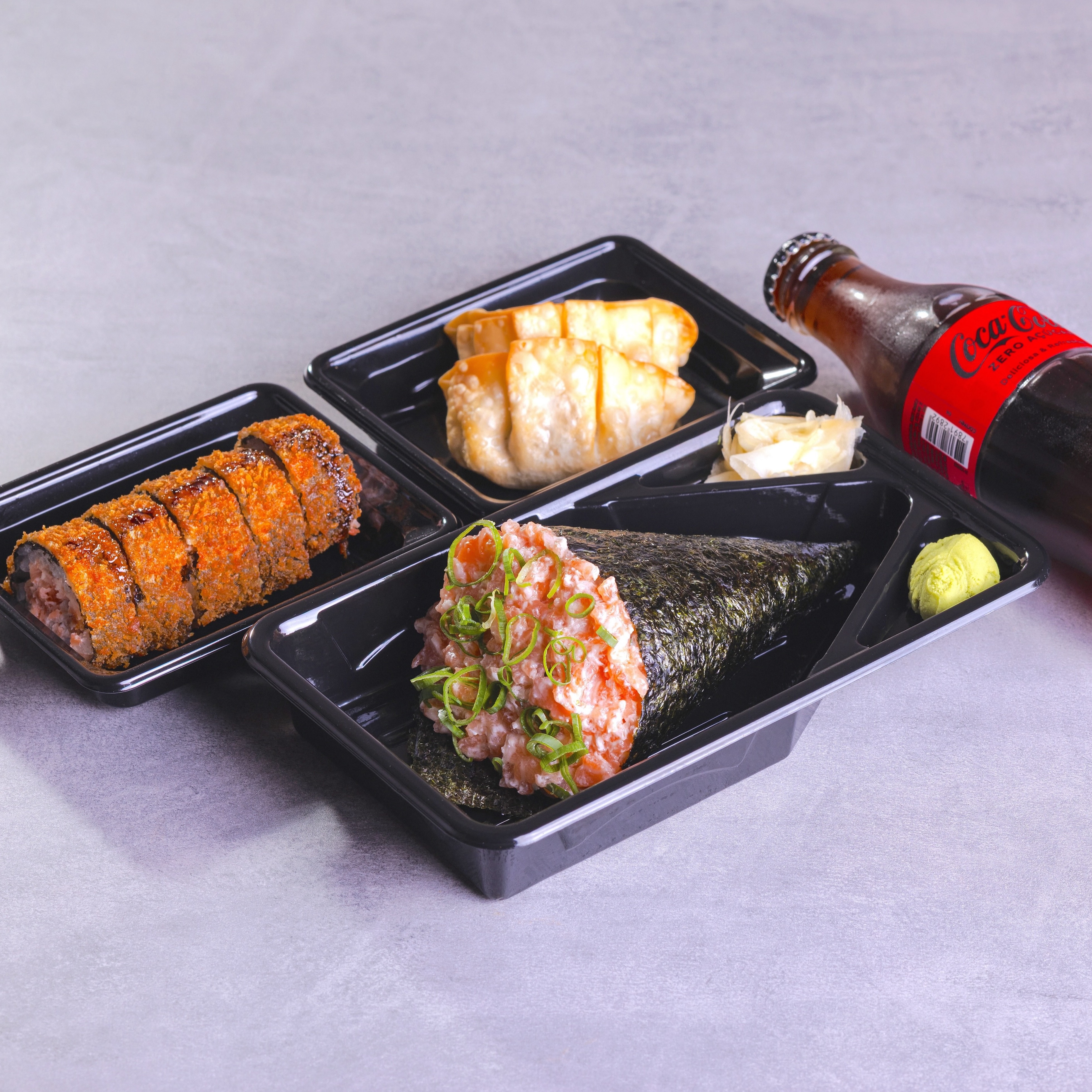 Temaki Salmão Completo + 1/2 Hot tradicional salmão + 2un Guioza + Coca 250ml