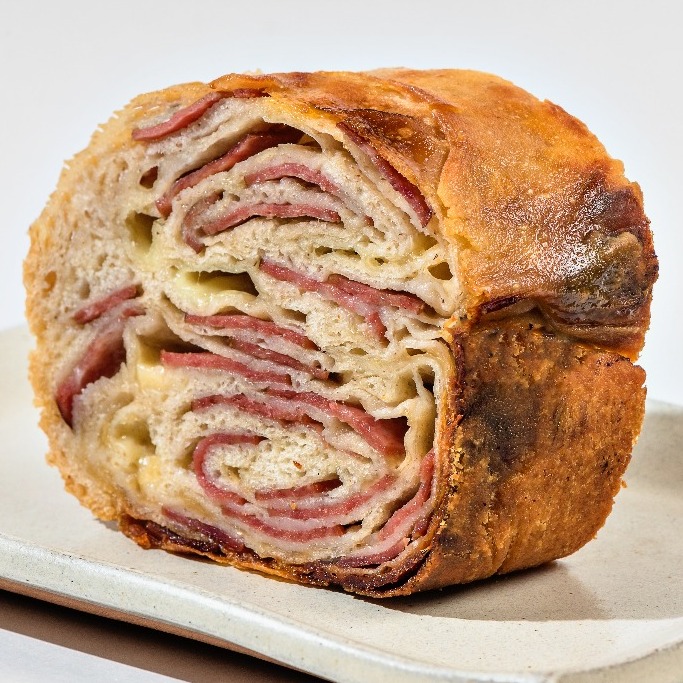 Pão de Calabresa com queijo scamorza derretido