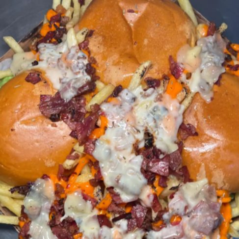 COMBO NA CAIXA de 25cm com 3 Hambúrgueres simples + batata com bacon, cheddar e queijo + 3 Guaracracs