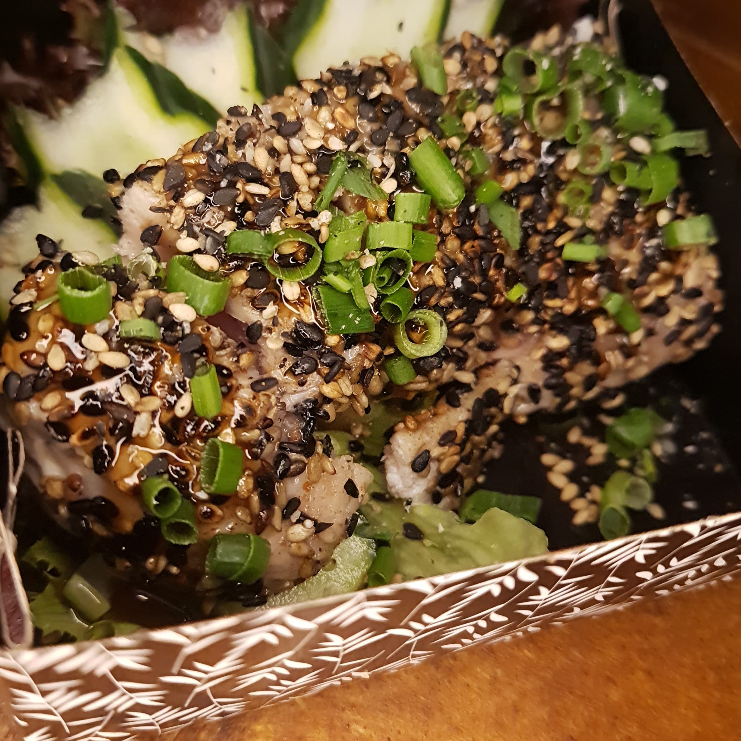 Atum na crosta de gergelim