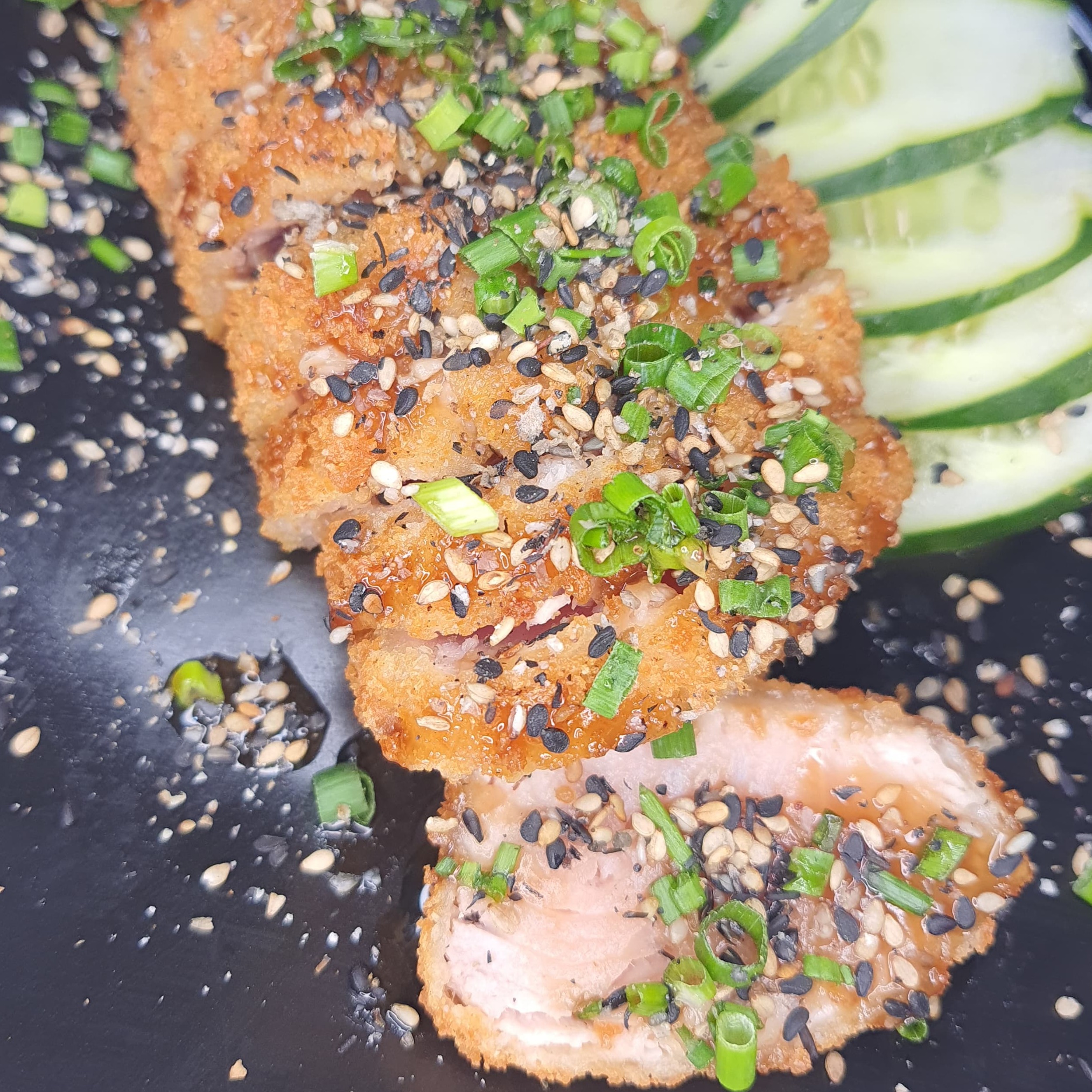 Atum empanado com crosta de gergelim