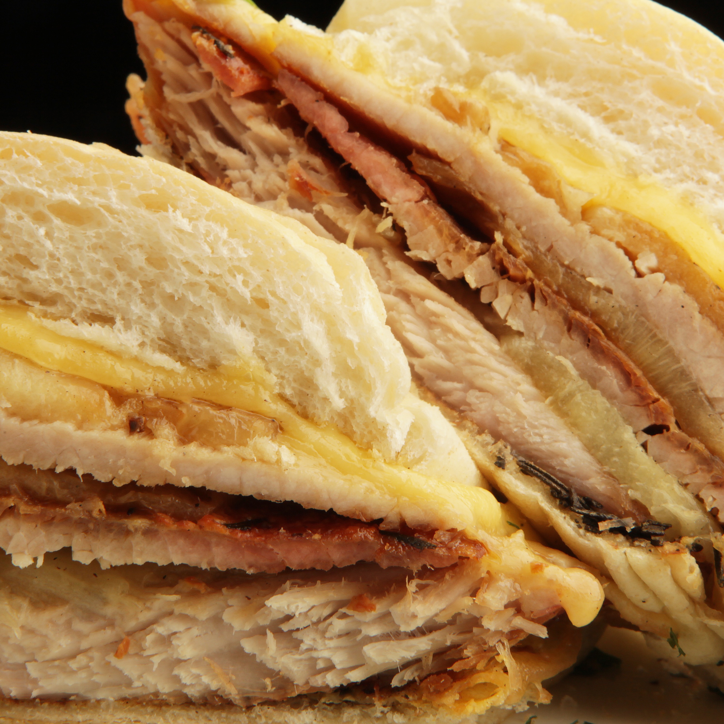 PERNIL, QUEIJO E ABACAXI