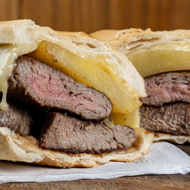 FILÉ MIGNON, QUEIJO E ABACAXI