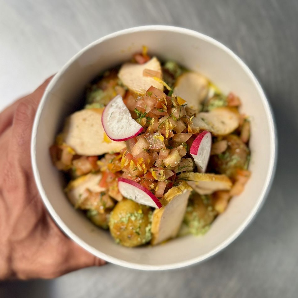 Salada batata bolinhas ao pesto e frango