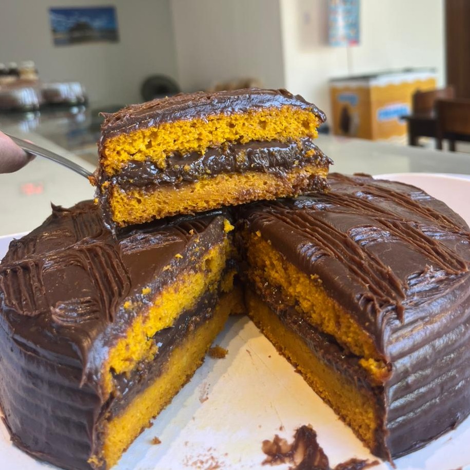 Bolo de cenoura com recheio de chocolate 