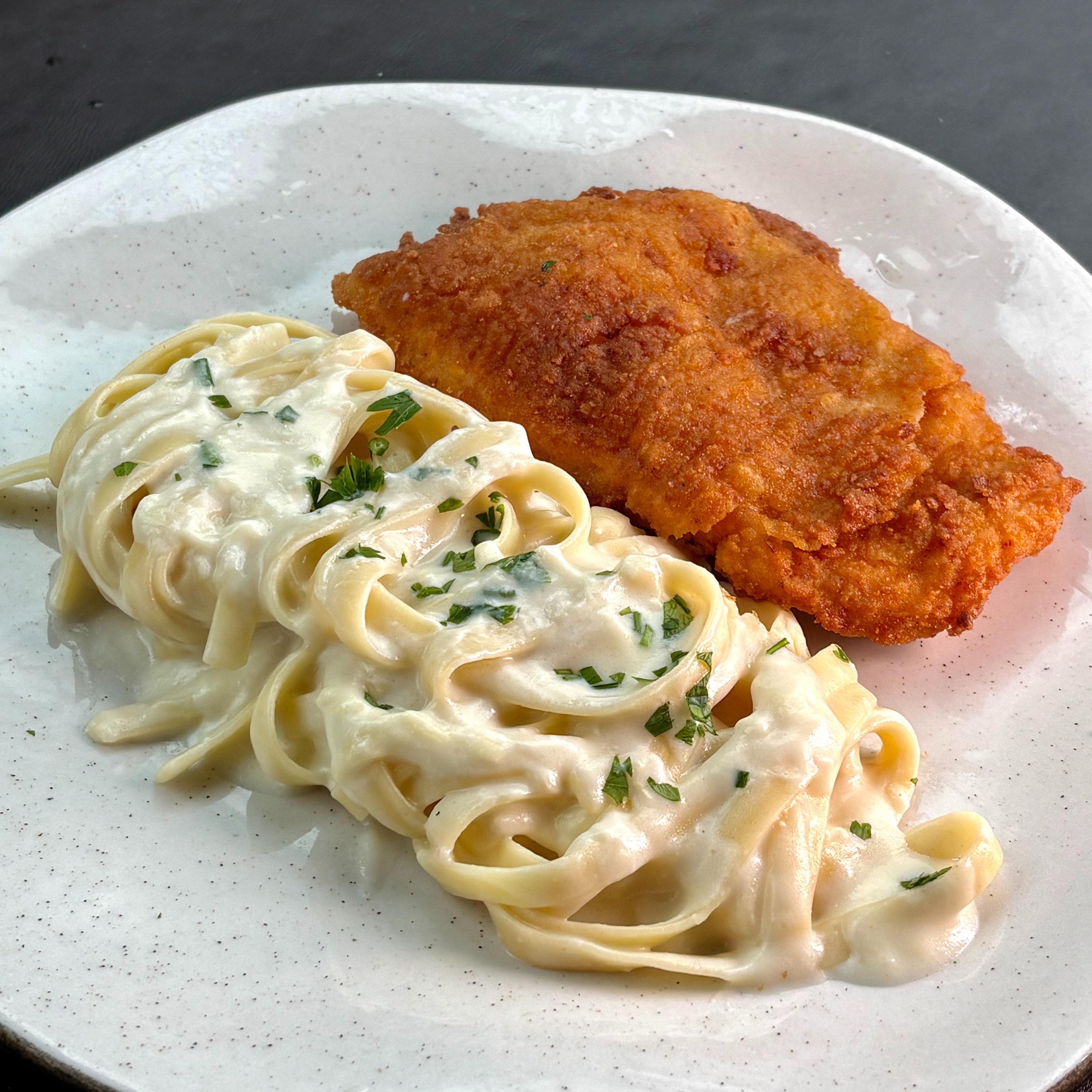 Frango Empanado com Fettuccine ao Molho Branco