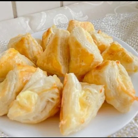 Pastelzinho Folhado de Parmesão