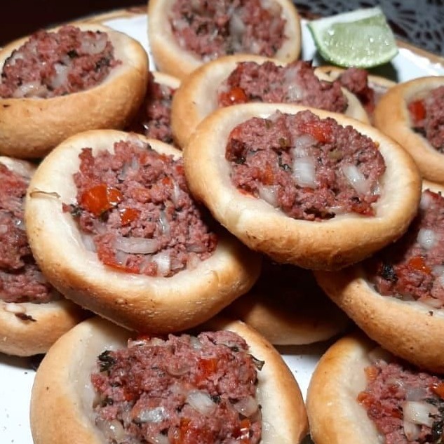 Esfiha Aberta de Calabresa