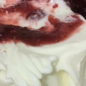 Gelato de cheesecake  com frutas vermelhas
