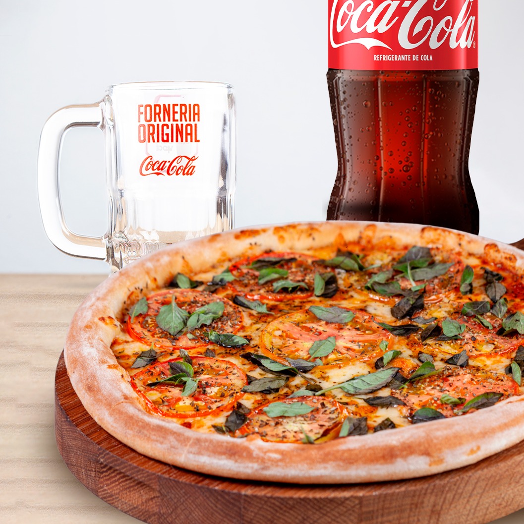 Combo Forneria + Coca-Cola: 1 Pizza Salgada 40cm + 1 Coca + Brinde exclusivo 