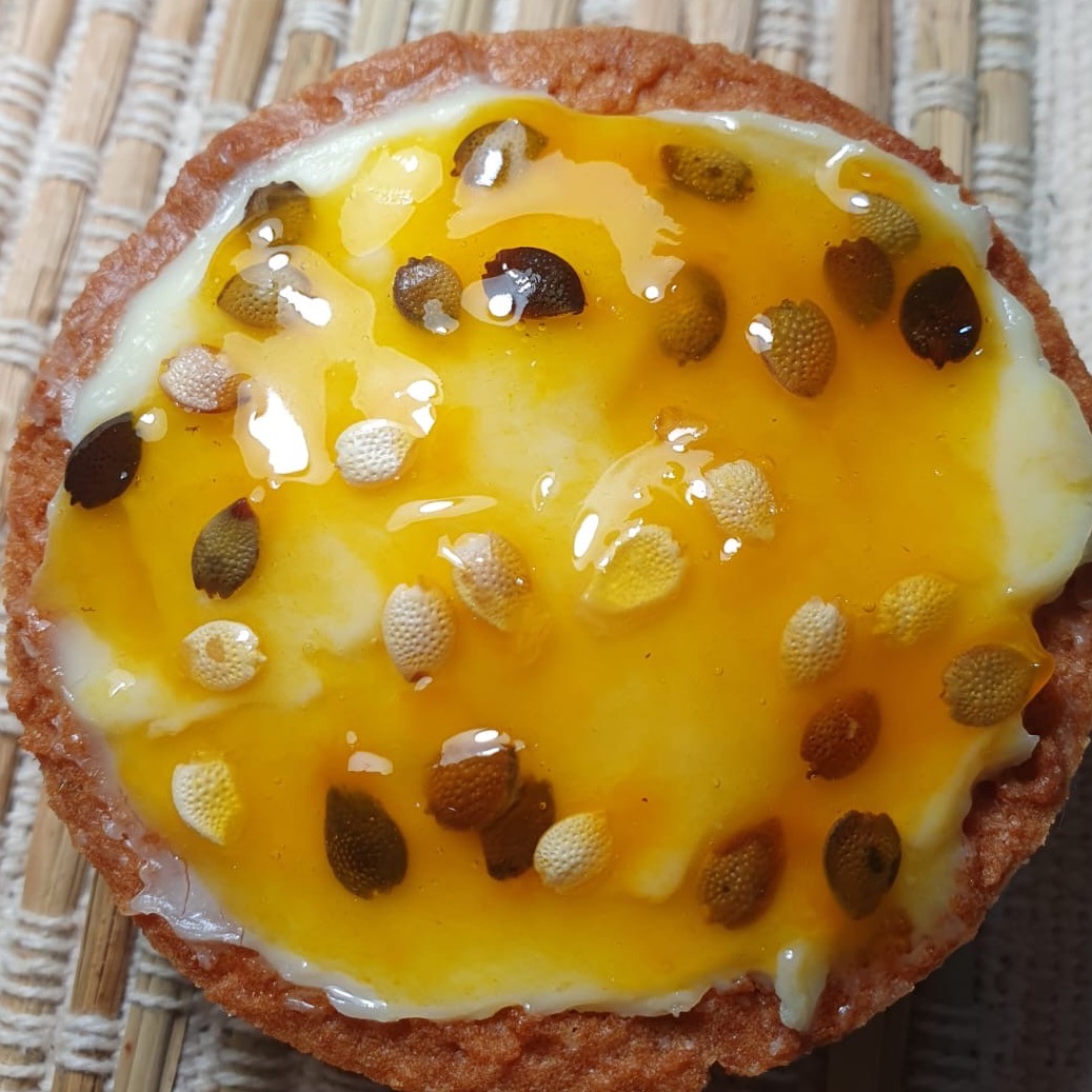 Mini tortinha de creme de ninho com calda de maracujá