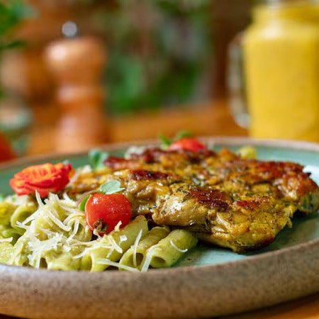 Filé de sobrecoxa de frango com penne ao molho de espinafre