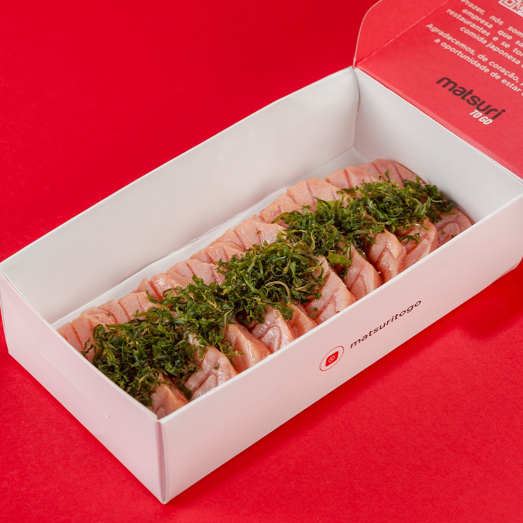 Sashimi de salmão maçaricado com molho tarê e crispy de couve 10 unid.
