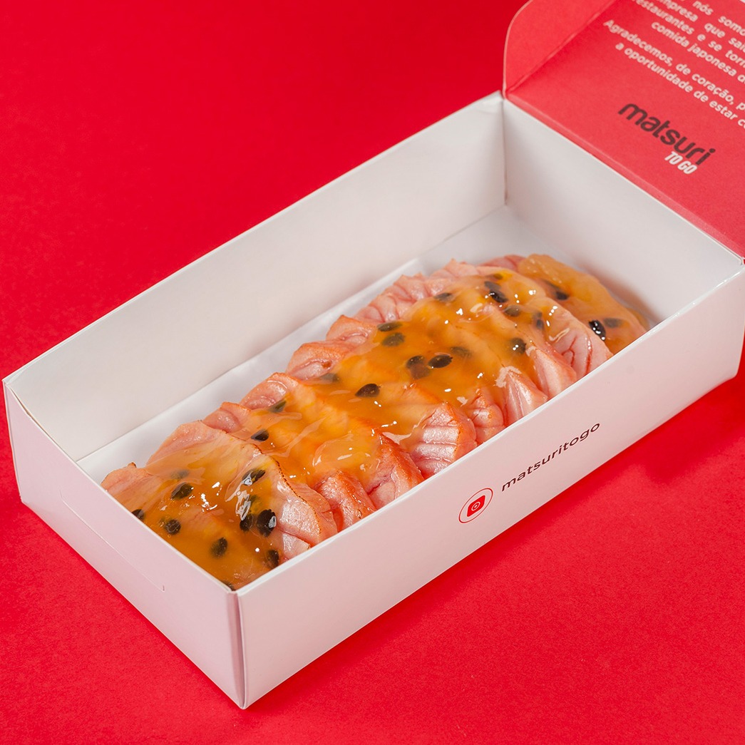 Sashimi de salmão maçaricado com molho de maracujá 10 unid.