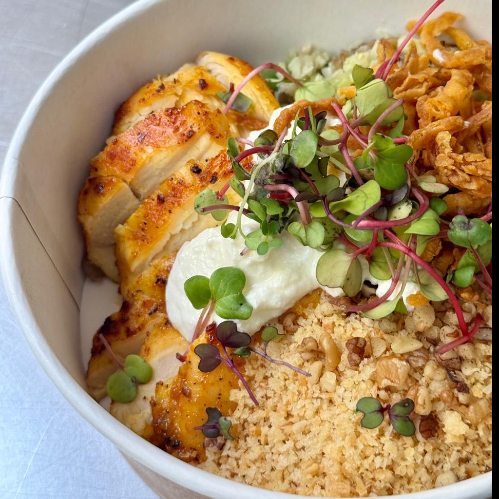 Bowl de frango com arroz de lentilha e cebola crocante