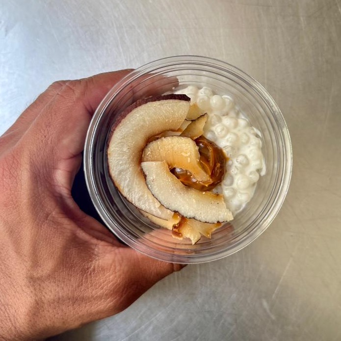 Tapioca perolá com doce de leite e coco 