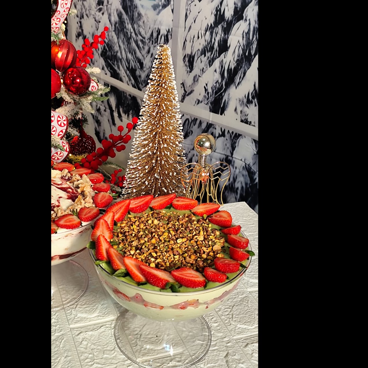 Pavê Pistache e Morango - Mousse de Pistache, Biscoito Champanhe e Morangos- Taça 2.4 litros