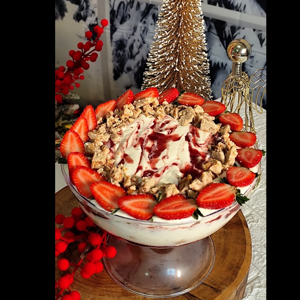 Taça Manhã de Natal -  Mousse de  limão siciliano, geleia de morango , biscoito champanhe e   Crumble de Limão Siciliano - taça de 2.4 litros - s