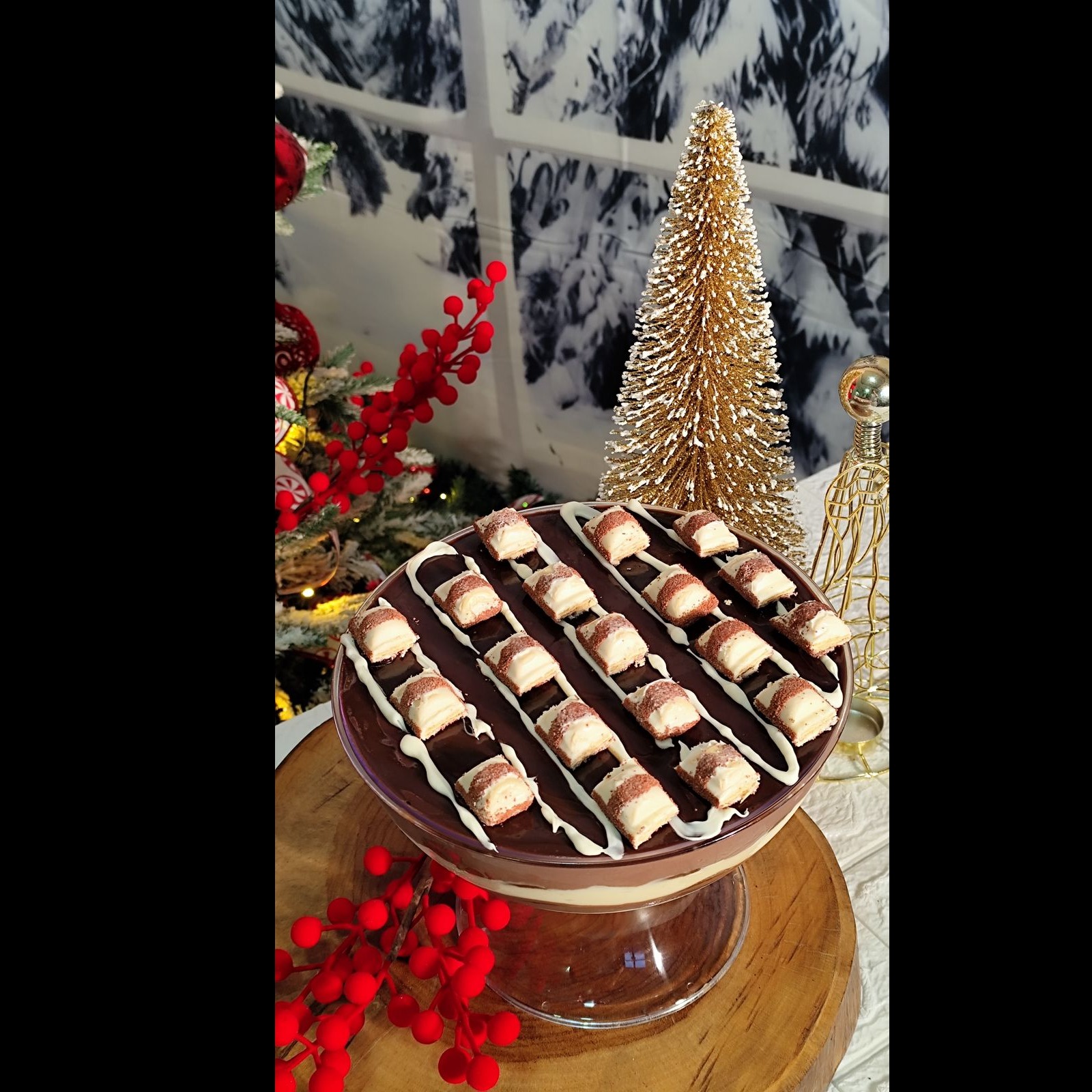 Pavê Kinder Bueno -  Creme de chocolate branco, creme de meio amargo , ganache de creme de avelã , Bolacha de Chocolate e Decorado com Kinder Bueno. Taca 2.4 Litros - 