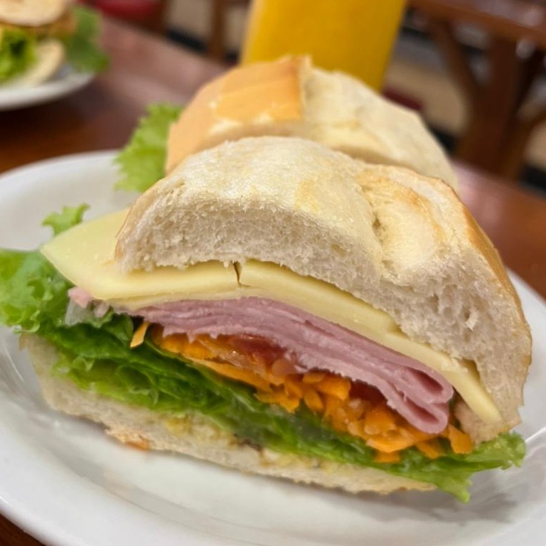 Lanche no Pão francês recheado de presunto, mussarela, tomate, alface e cenoura 