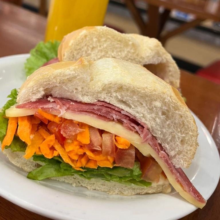Lanche no Pão Francês recheada de salame, Mussarela, tomate, alface  e cenoura