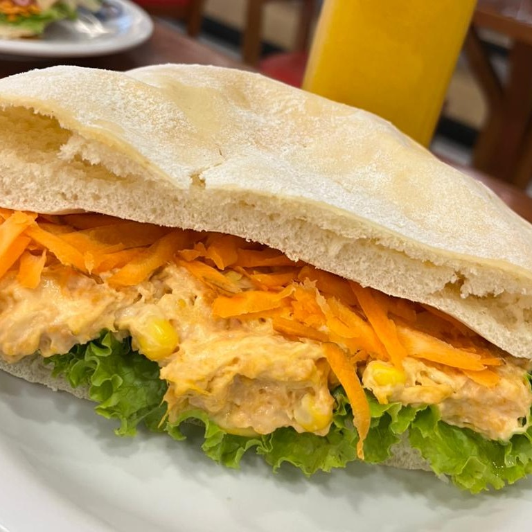 Lanche no Pão Sirio recheado de Patê de frango, cenoura ralada e alface