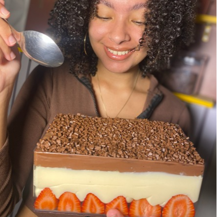 CAKE BOX BOMBOM DE MORANGO (PORÇÃO PARA ATÉ 6 PESSOAS)