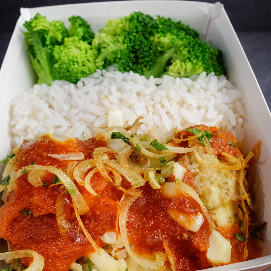 Rocambole de carne recheio queijo e alho poró, arroz branco e brócolis vapor/ CONGELADO