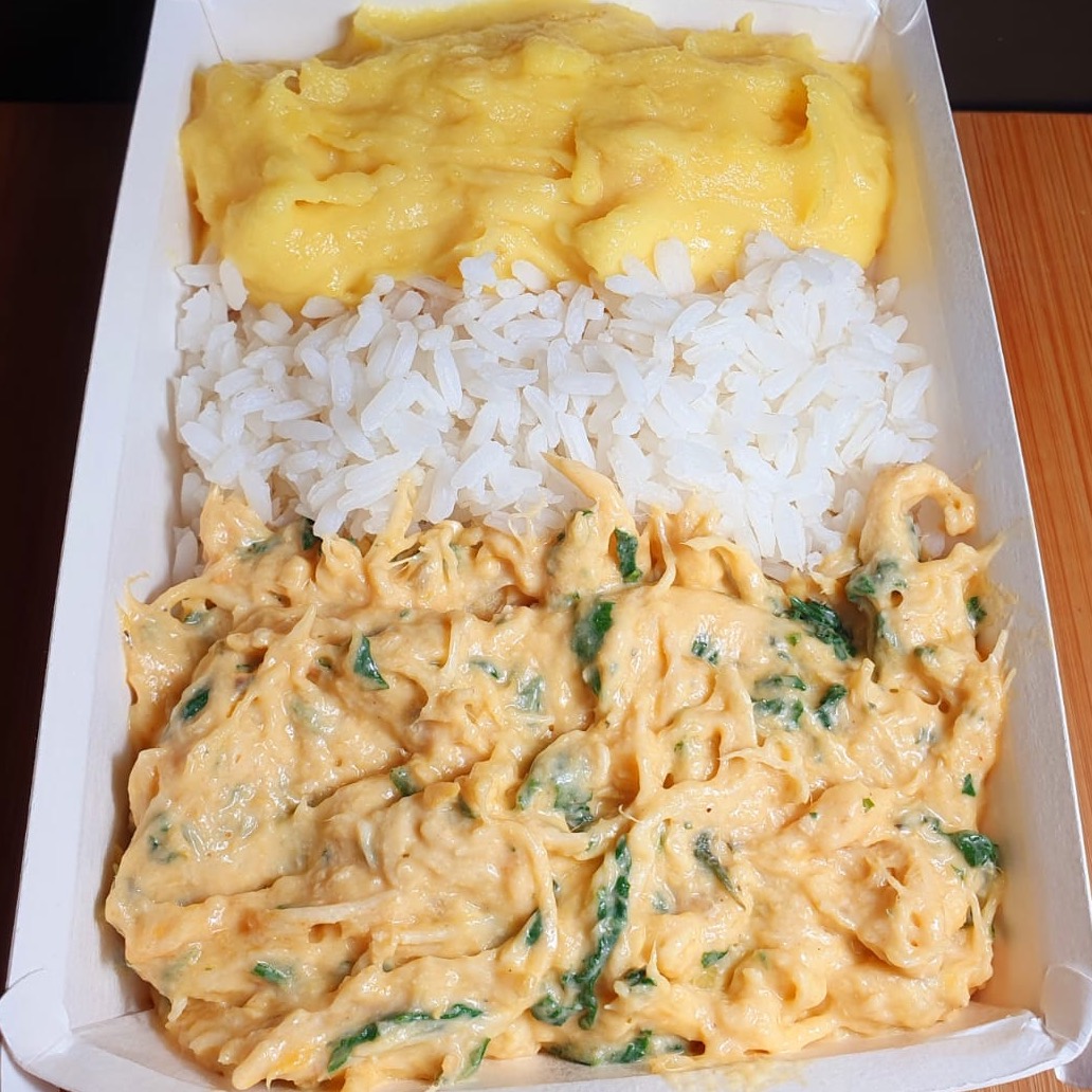 Frango cremoso com espinafre, arroz branco e purê mandioquinha/ CONGELADO