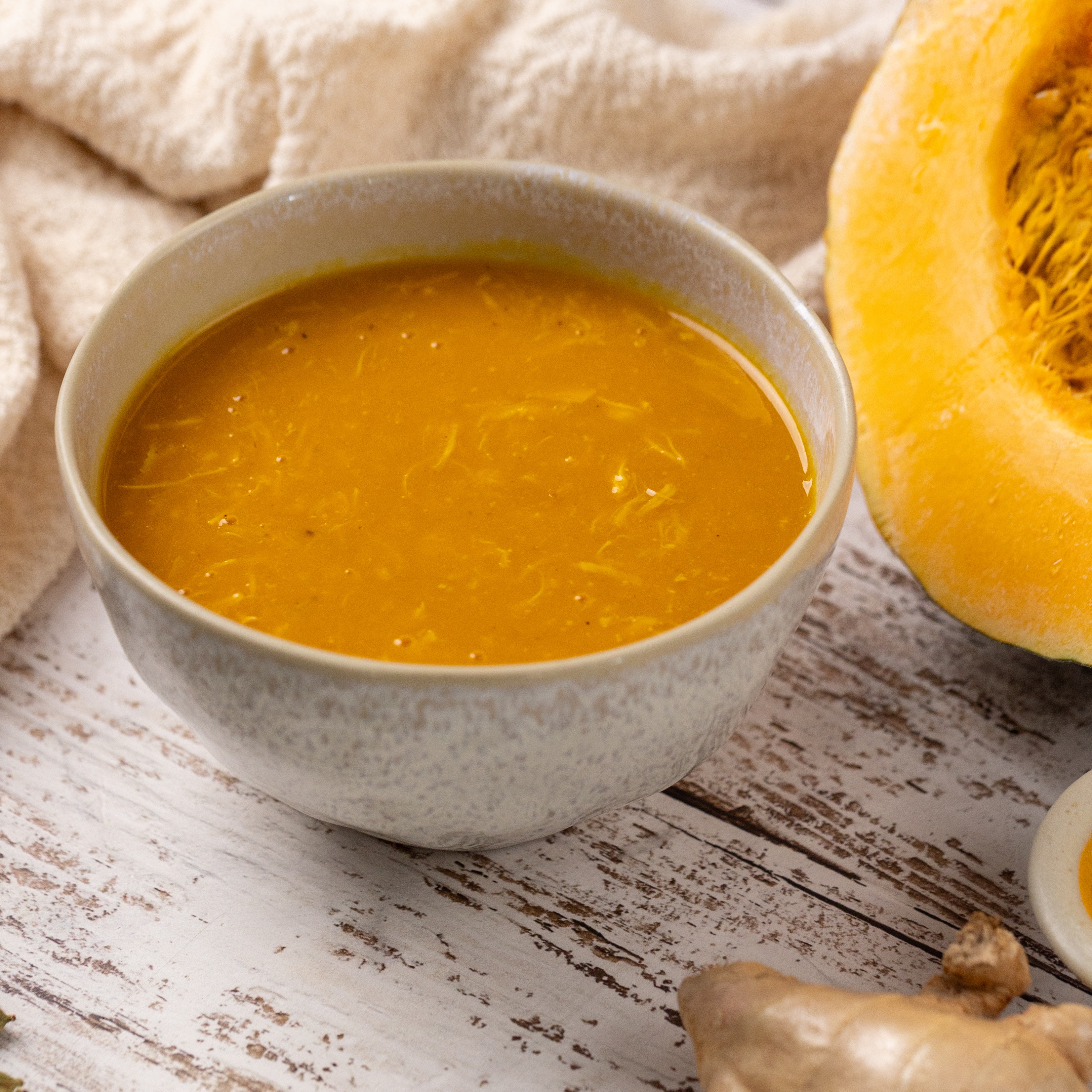 CREME DE ABÓBORA COM ESPECIARIAS E FRANGO DESFIADO