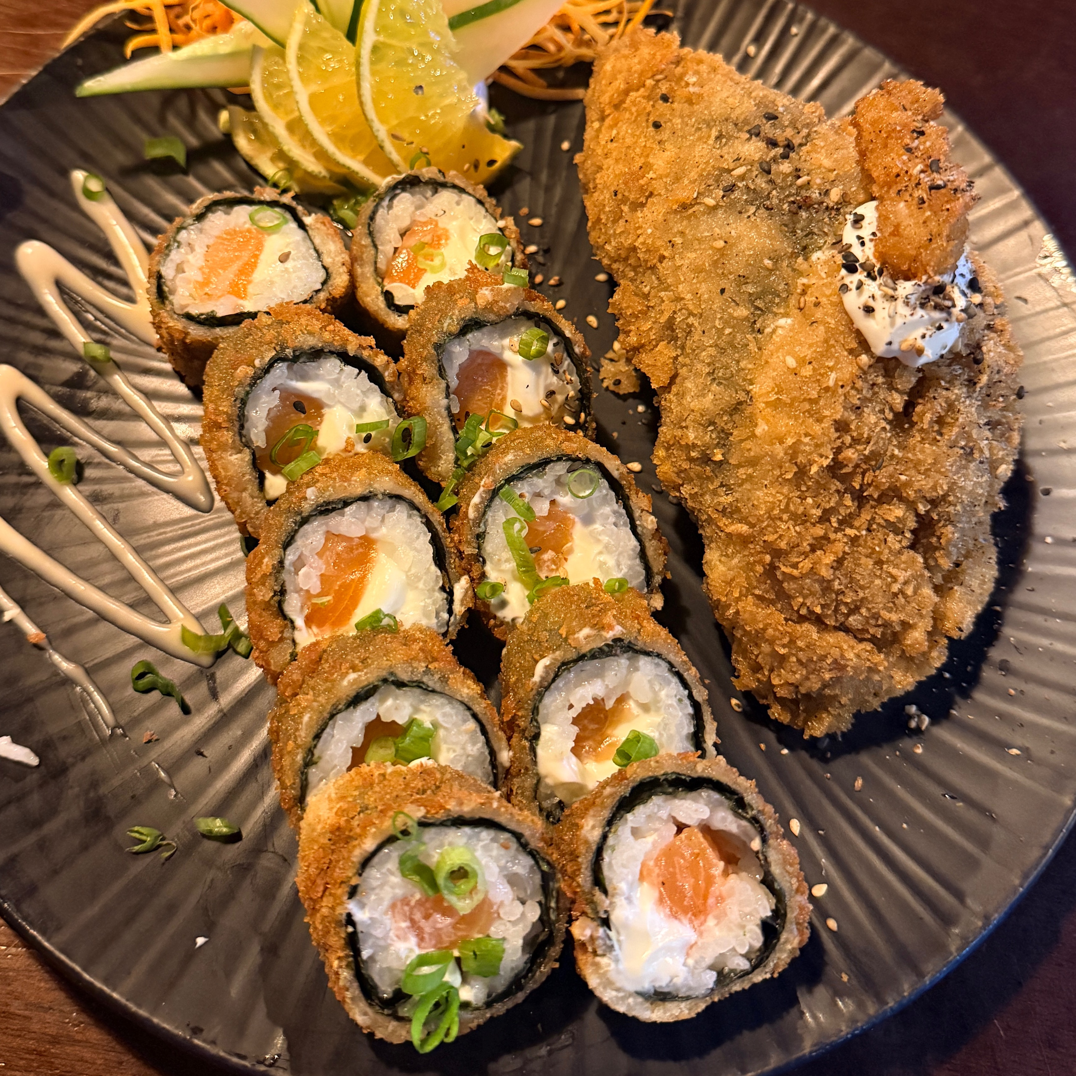 10 cariocas de salmão + 1 temaki frito de camarão empanado 