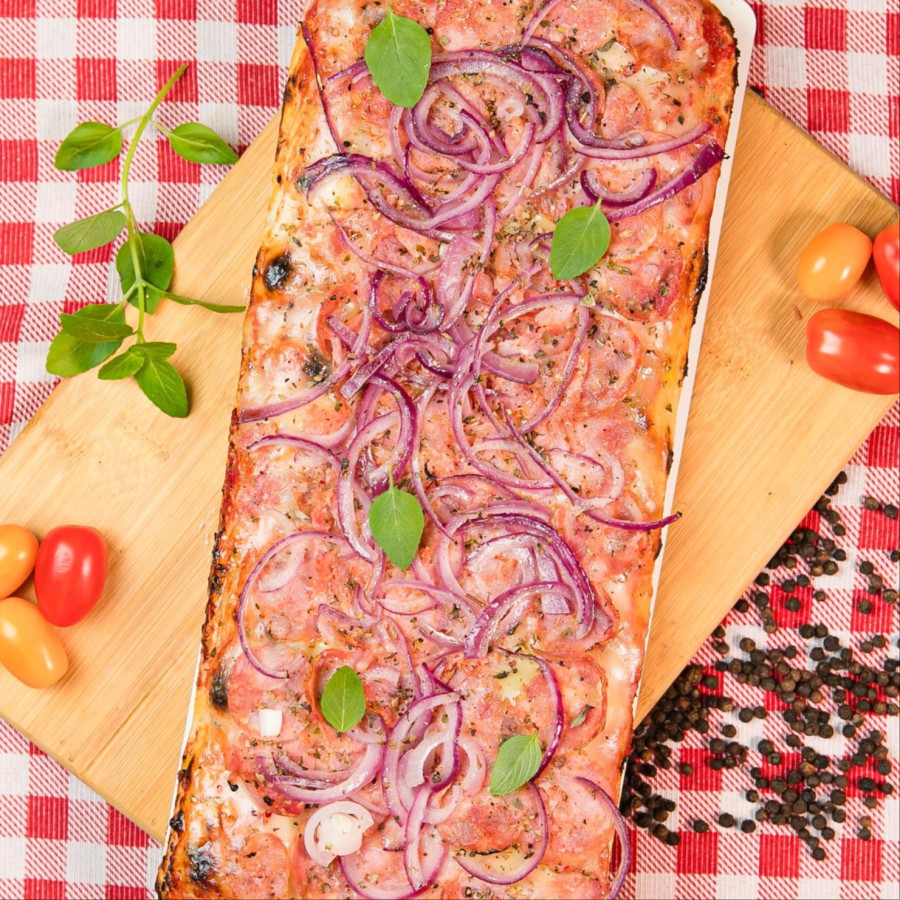 Fatia de Pizza Romana Calabresa com cebola (Al Taglio)