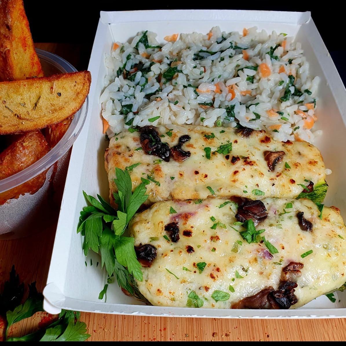 Abobrinha recheada com queijo e cogumelos paris 